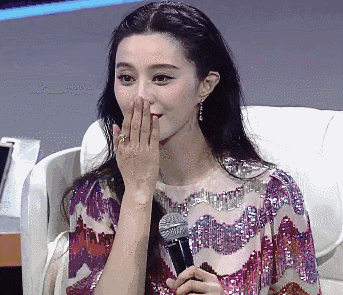 颖宝这样可爱的飞吻姿势也很讨人喜欢,尤其是最后的小表情,感觉真的