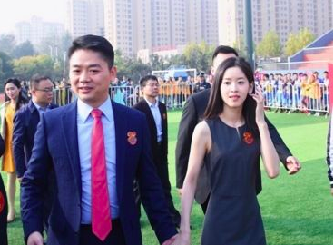 刘强东章泽天素颜逛超市被认出，两人的菜篮子里装了啥？