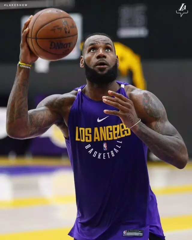 真打中锋?詹姆斯狂练中锋打法,5号位炸裂!而湖