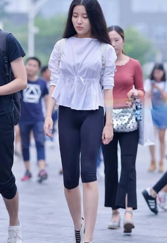 路人街拍: 穿着前卫大胆的城市美女, 每一天都光芒耀人