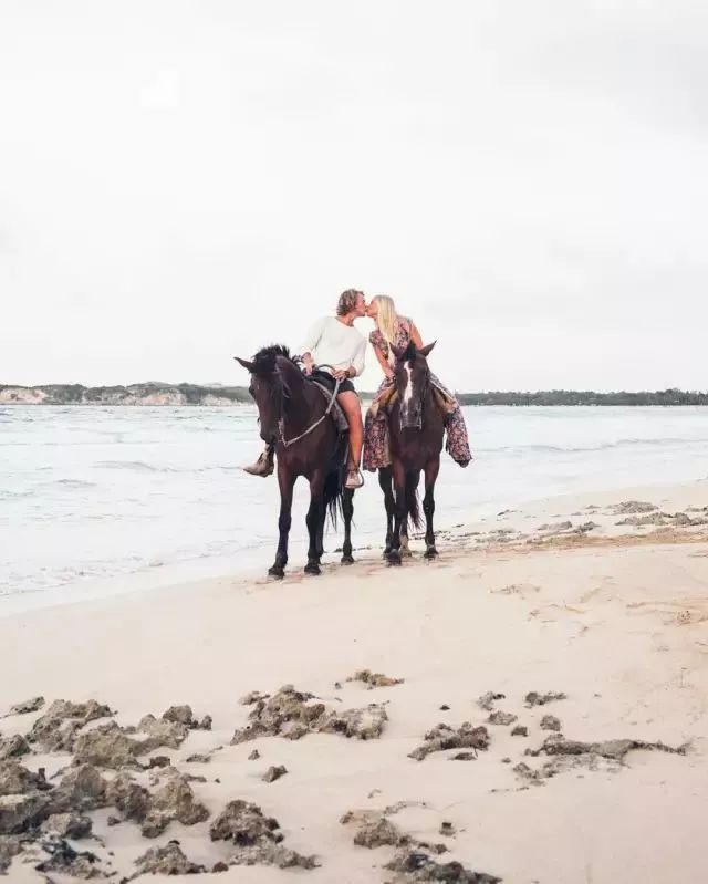 人生至少冲动两次，一次为奋不顾身的爱情，一次为说走就走的旅行