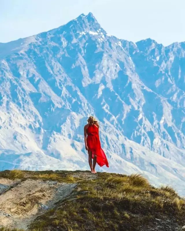 人生至少冲动两次，一次为奋不顾身的爱情，一次为说走就走的旅行