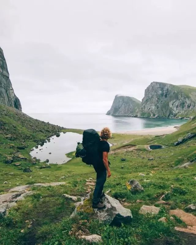 人生至少冲动两次，一次为奋不顾身的爱情，一次为说走就走的旅行