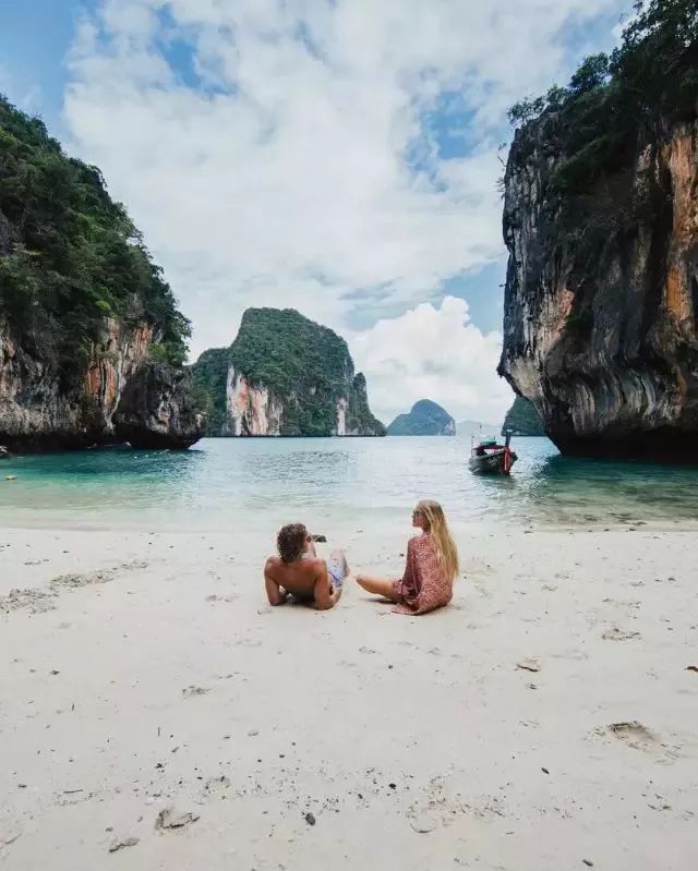 人生至少冲动两次，一次为奋不顾身的爱情，一次为说走就走的旅行