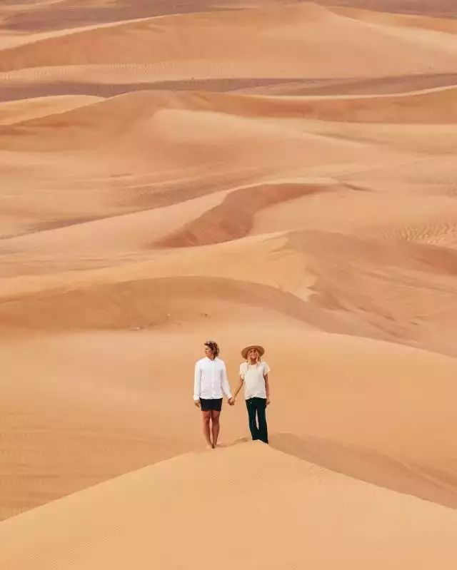 人生至少冲动两次，一次为奋不顾身的爱情，一次为说走就走的旅行