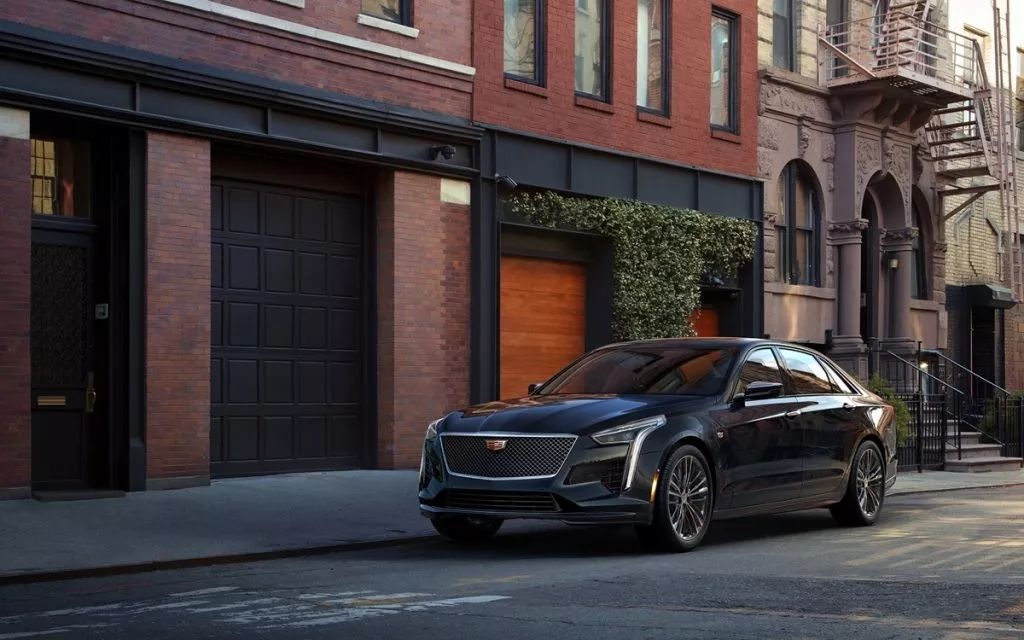 说凯迪拉克是二线豪华的，要被这个 550 马力+手工 V8+10 档变速的...