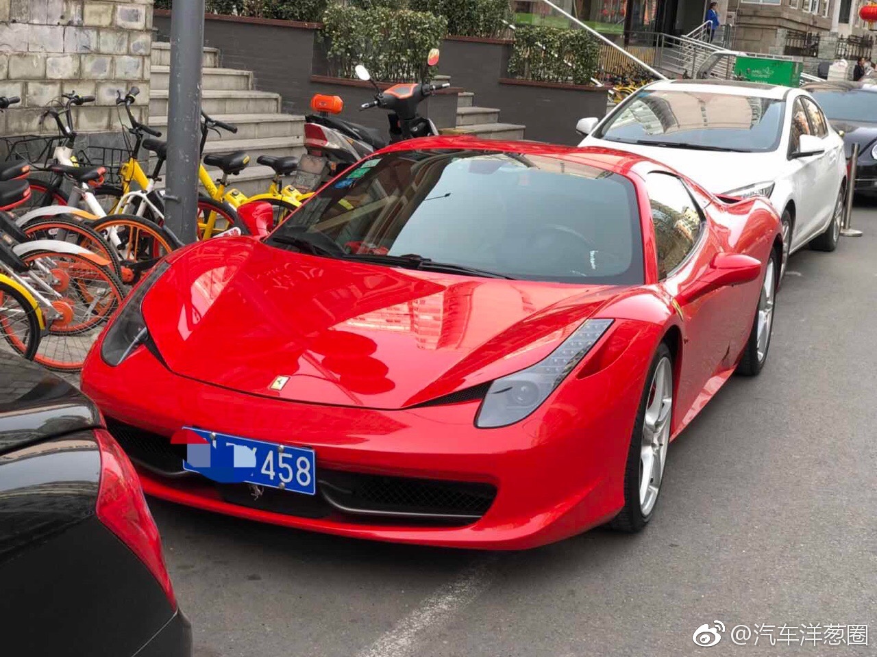 公司楼下又停了一台法拉利458，就因为看它，上班差点迟到...