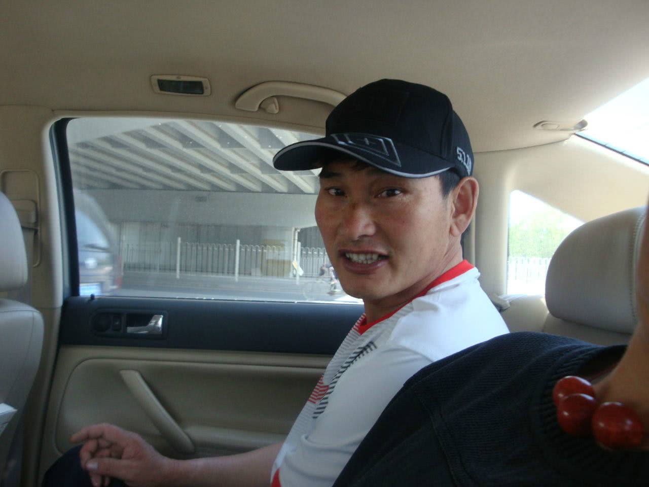 大衣哥朱之文家装了空调,村民跑来蹭冷气,大衣嫂气得关电表