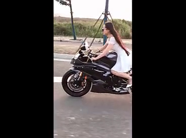司机路遇机车美女，美女骑跑车车太拉风，衣服亮了！