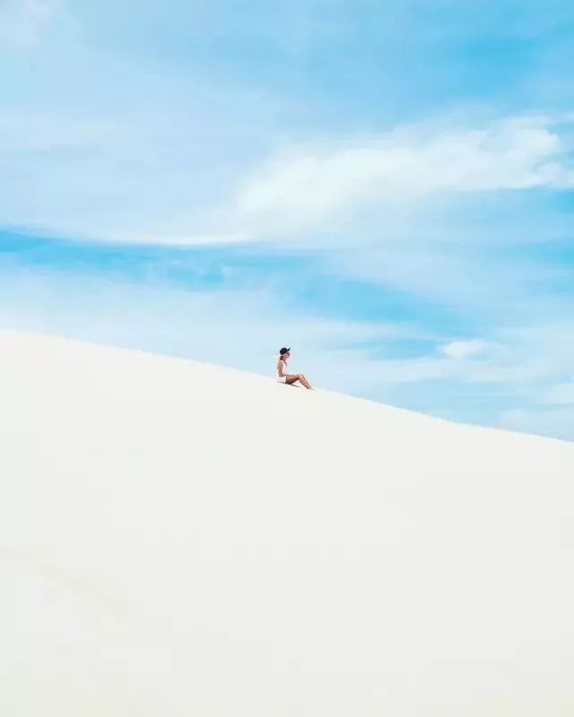 人生至少冲动两次，一次为奋不顾身的爱情，一次为说走就走的旅行
