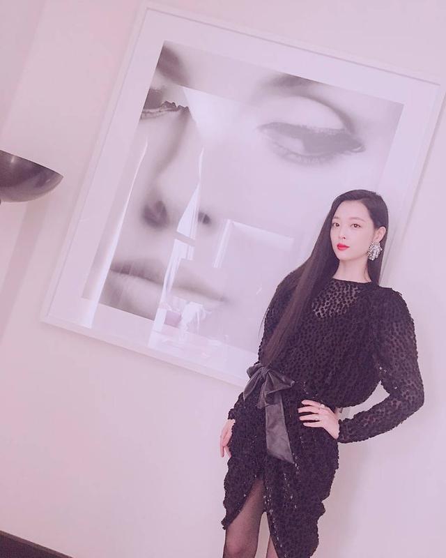 崔雪莉撞衫宋茜同款透视纱裙,搭配不同,却美的