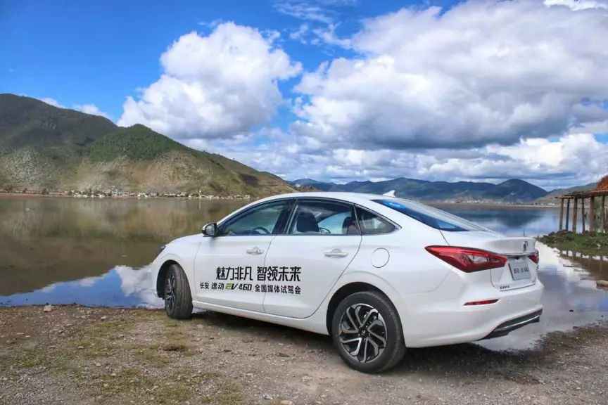 在3625m的穹顶之下,开着长安逸动EV460畅游香格里拉