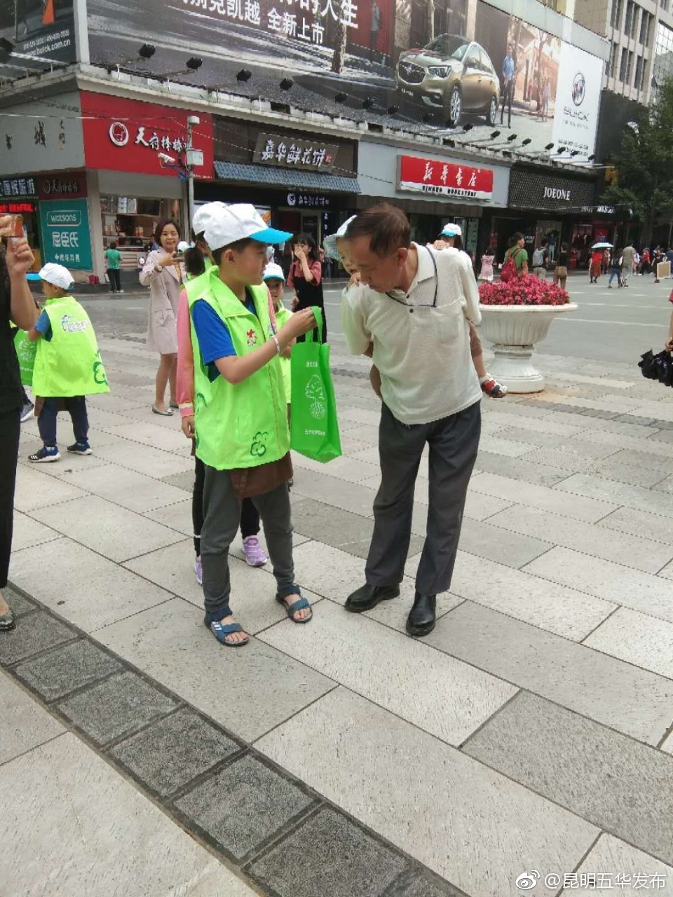 日前,南屏街社区联合新华书店开展 小小志愿者