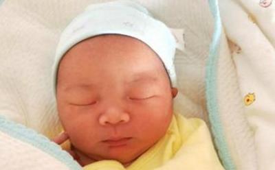 顺产生下孩子后,孕妇突然大喊肚子疼,医生检查