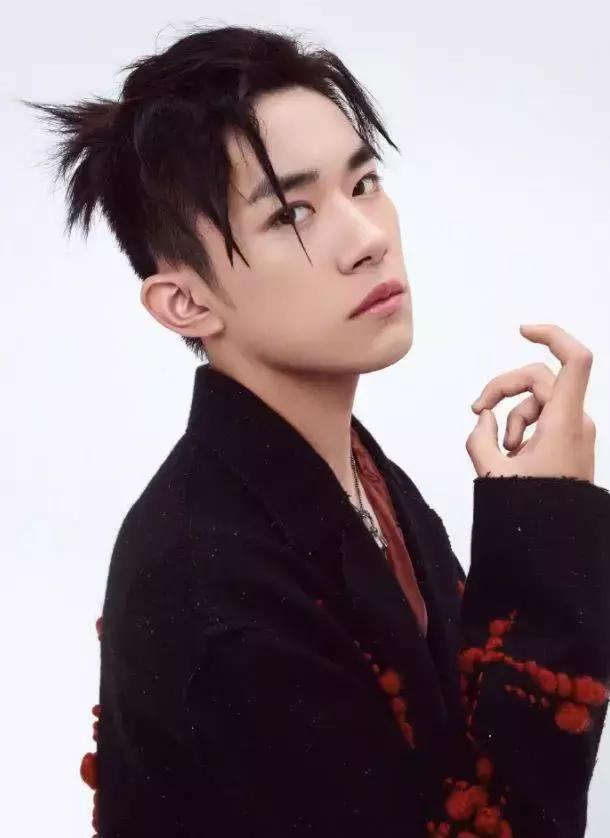 易烊千玺现身雅加达,出席亚运会闭幕,有谁注意