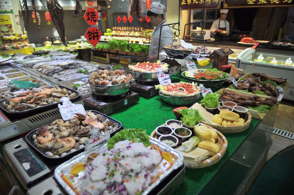 日照岚山海鲜楼点菜间无意中露出海鲜丰富 这里海鲜能让你吃到撑