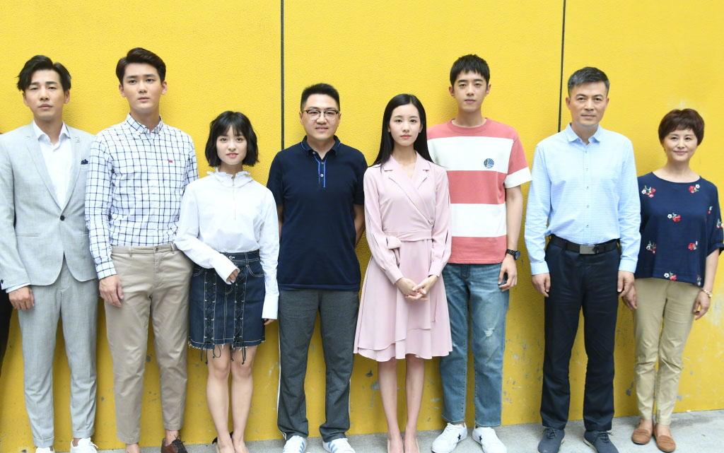 陈都灵粉色裙装碰上沈月衬衣短裙,七月完胜安