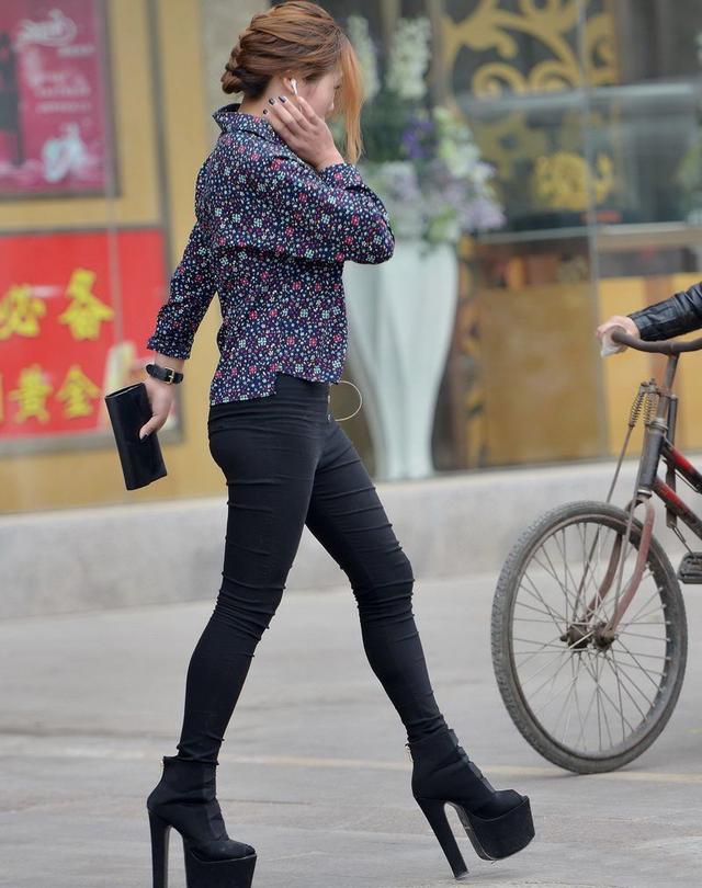 街拍:黑色紧身裤配上超级恨天高，别说，还挺美