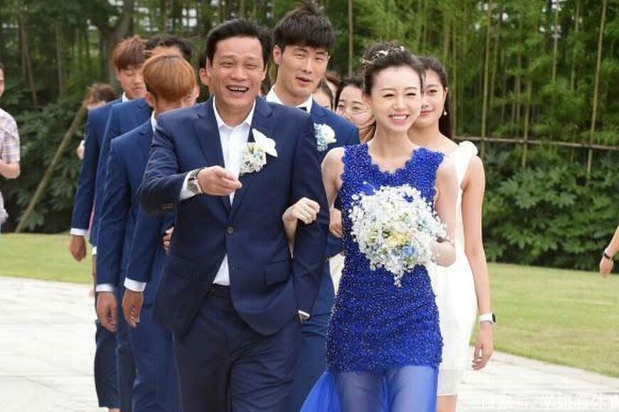 国足名宿范志毅女儿现状,20岁美丽动人身材火爆,后妈竟变成闺蜜
