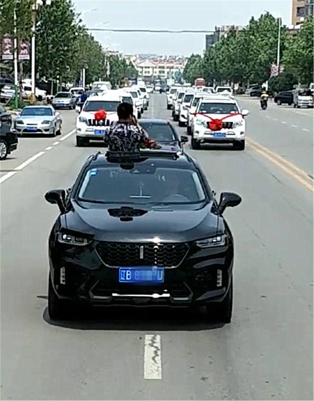 辽宁一男子结婚，婚车用10辆丰田霸道，但摄影车却是长城WEY！