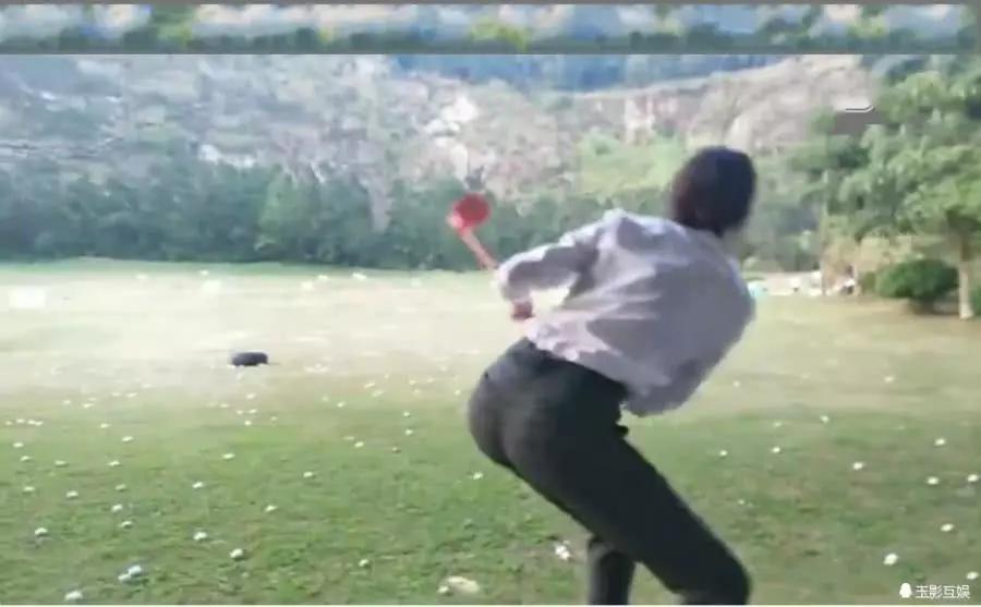 轩子巨2兔去学习打高尔夫球 网友都被她的姿势震撼了