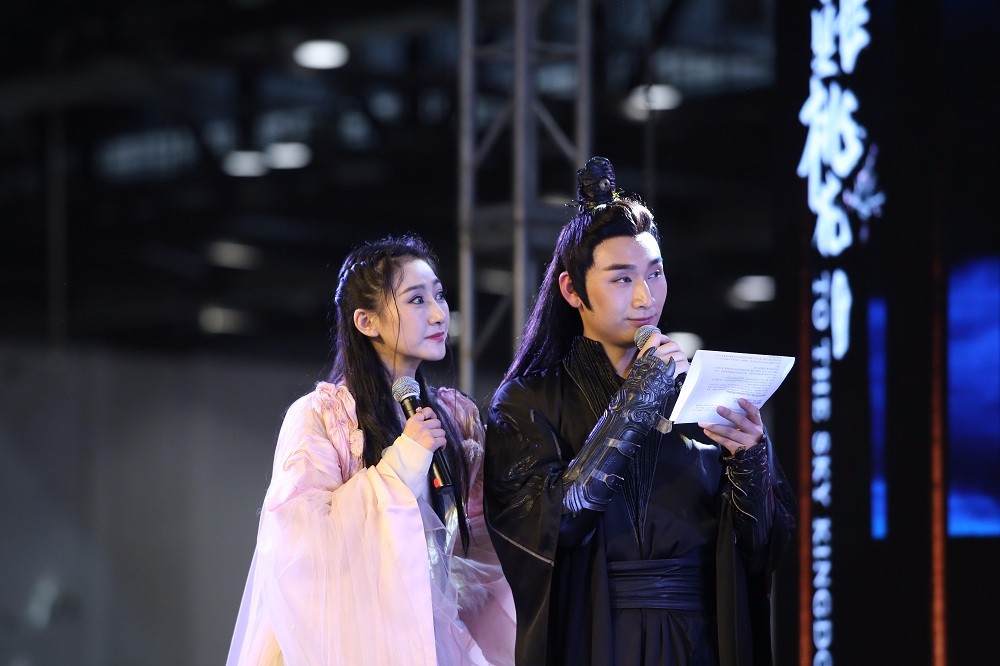 谈及白浅,演员杨子奕说"我喜欢这个故事,故事里的白浅活的带劲儿,活
