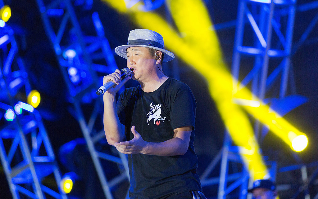 孙楠出席某音乐节闭幕式 现场万名观众齐挥国