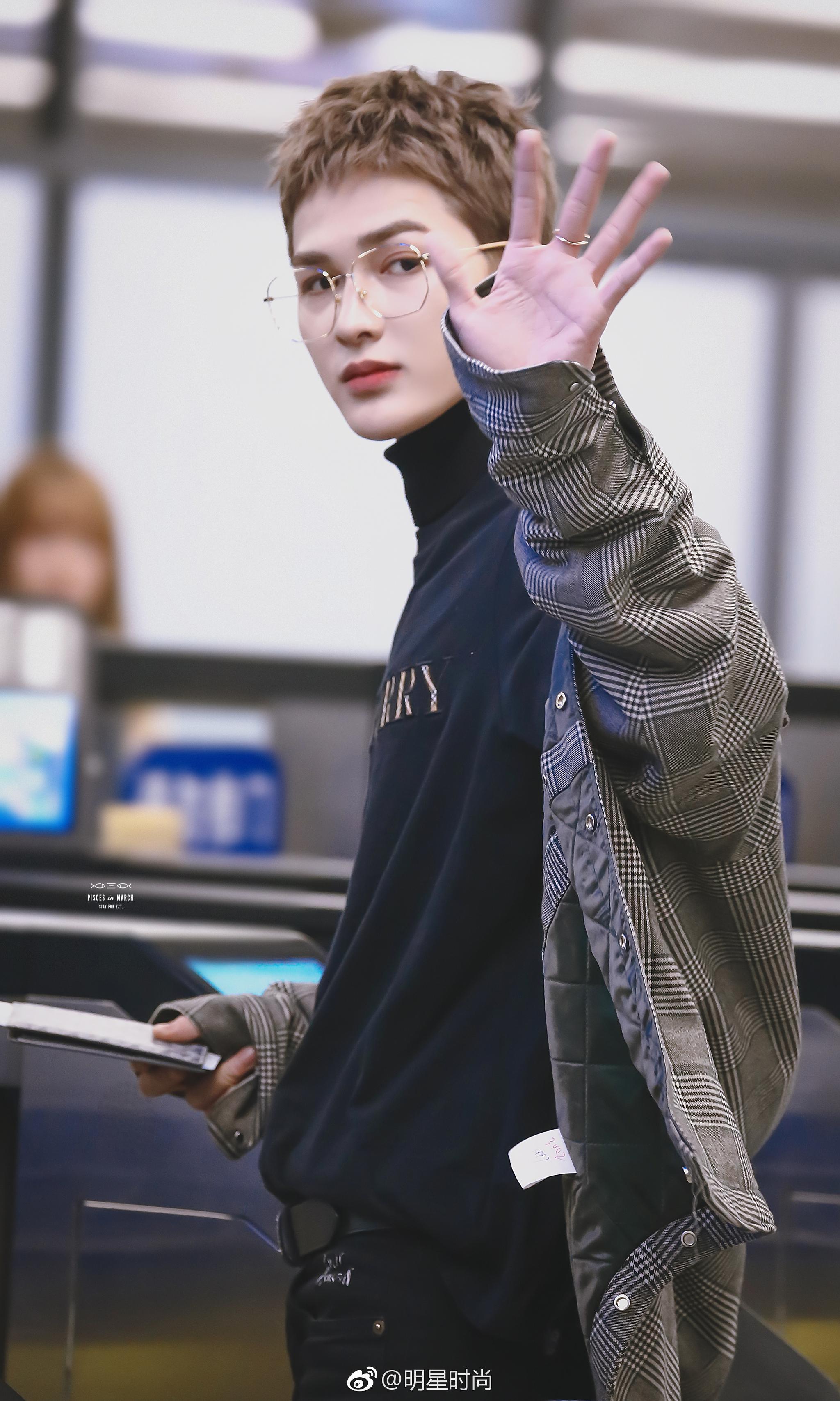 11月15日,朱正廷现身北京机场,格纹外套高领毛衣金丝眼镜