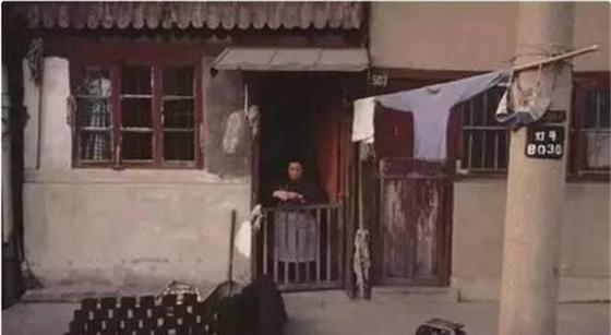 老照片! 80年代中国: 图9小孩穿着开裆裤, 走的