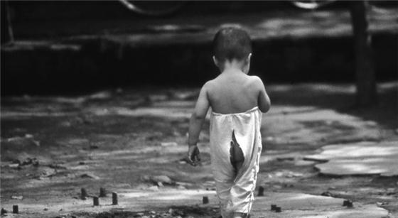 老照片! 80年代中国: 图9小孩穿着开裆裤, 走的