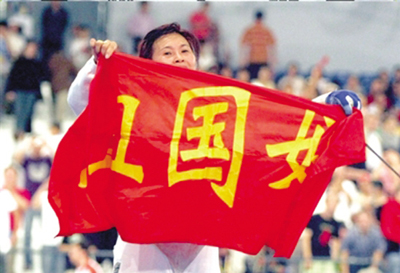 击剑世界冠军栾菊杰现状:为女儿放弃高位入外