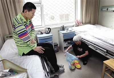 曾是姚明队友，25岁患病瘫痪在床，八旬老母亲靠捡垃圾养活他！