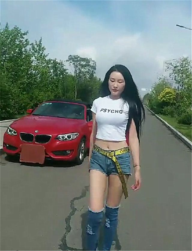 偶遇宝马跑车,看到车主打扮那一刻,网友直呼:不能欣赏,太个性