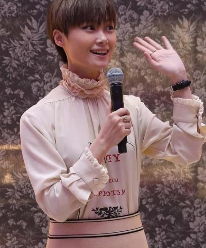 路人镜头人的李宇春，两米大长腿裙子都盖不住，姚明都没她腿长！