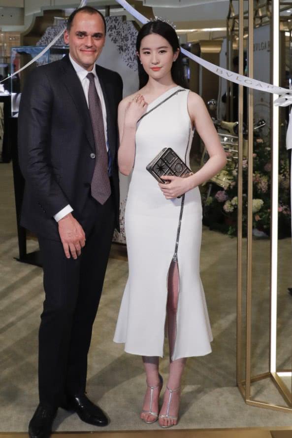 刘亦菲非要穿这么小的鞋?脚背勒出了4块肉,脚