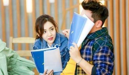 王晓晨微博示爱,胡歌却说和她不熟,网友:看看郑