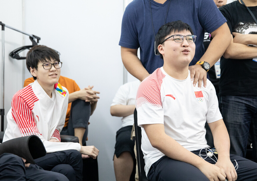 Uzi测试韩服账号玩了一局亚索 1杀11死确定不