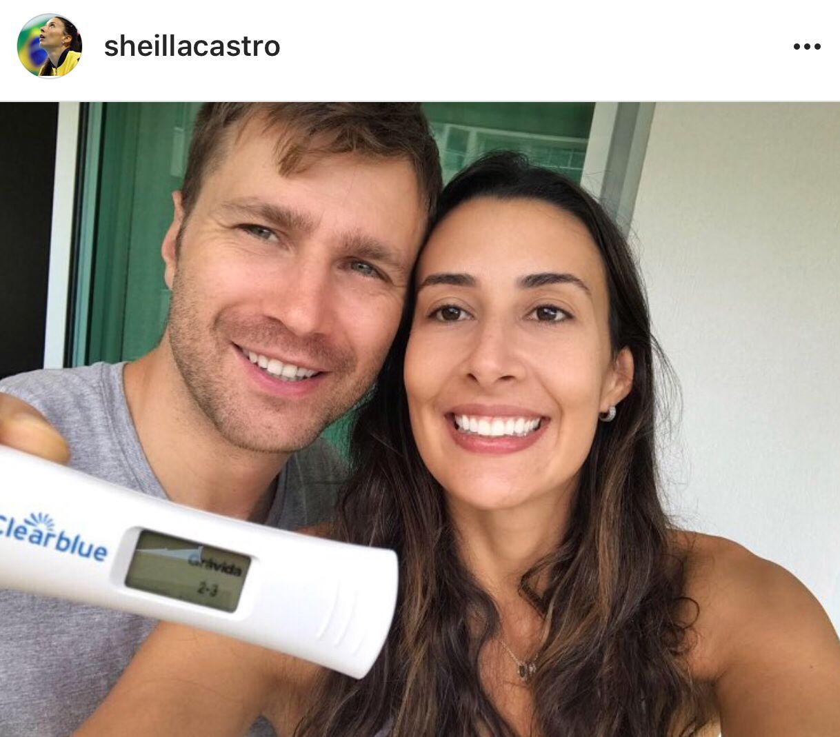 5月1日,巴西排球天后谢拉-卡斯特罗在社交平台晒出与老公举着验孕棒的