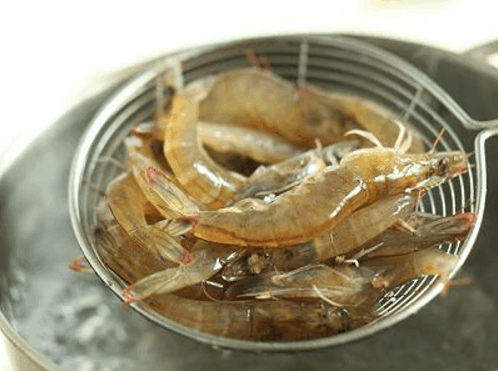 爱吃虾不会去虾线? 教给你一招, 轻松去除还不