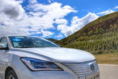在3625m的穹顶之下,开着长安逸动EV460畅游香格里拉
