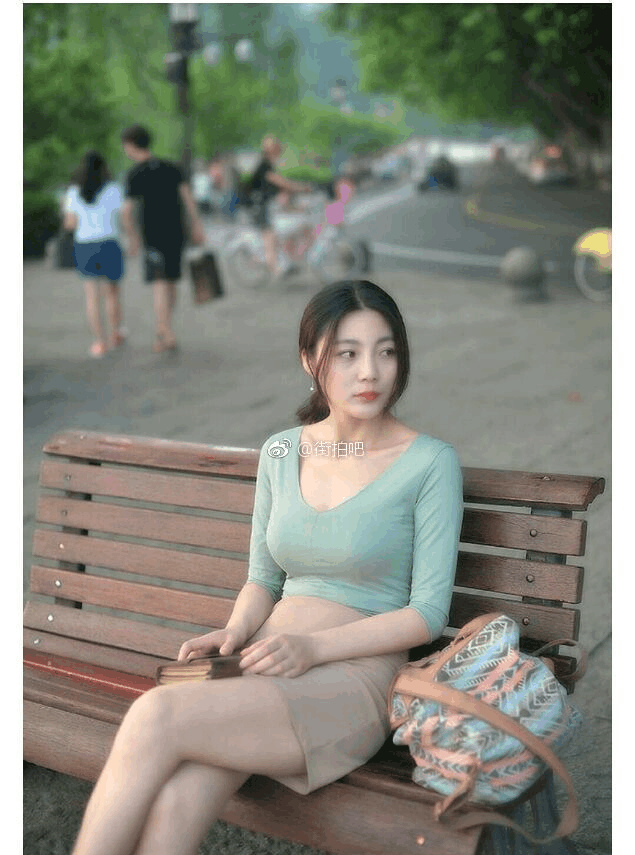 街拍: 美女穿的缕空衫太透明, 小内内完全露了出