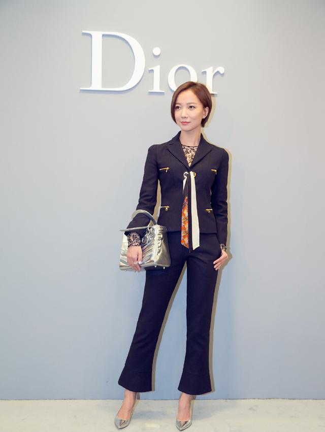 王珞丹一身连体百褶裙配小白鞋,网友:总算美回