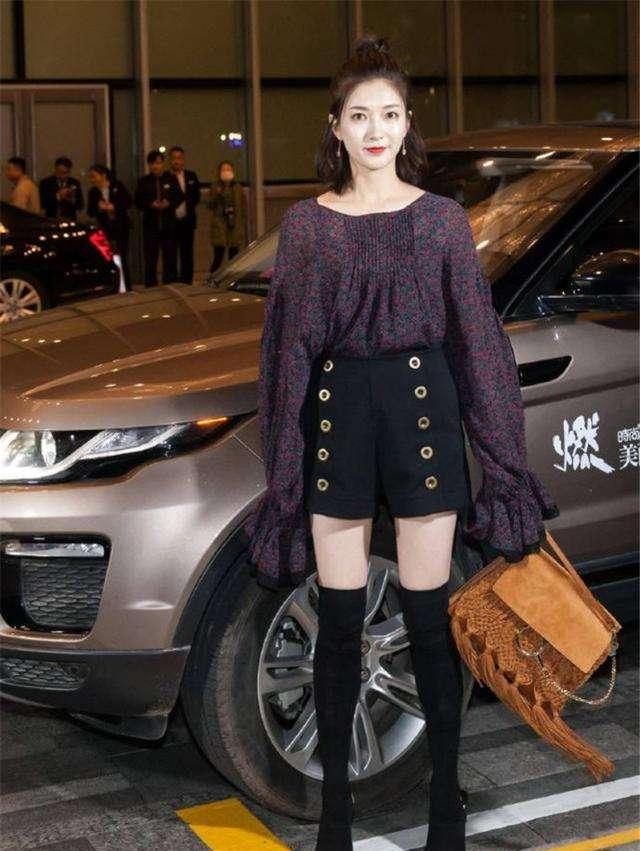 31岁江疏影出席活动, 不料中门大开, 网友: 真替