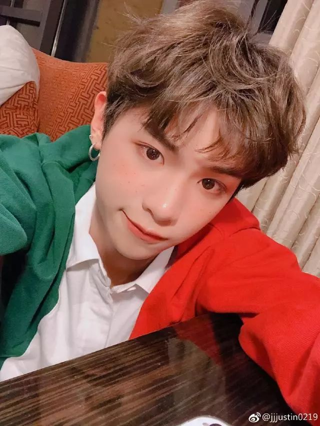 NE PERCENT男团玩自拍,蔡徐坤满眼宠溺,陈立