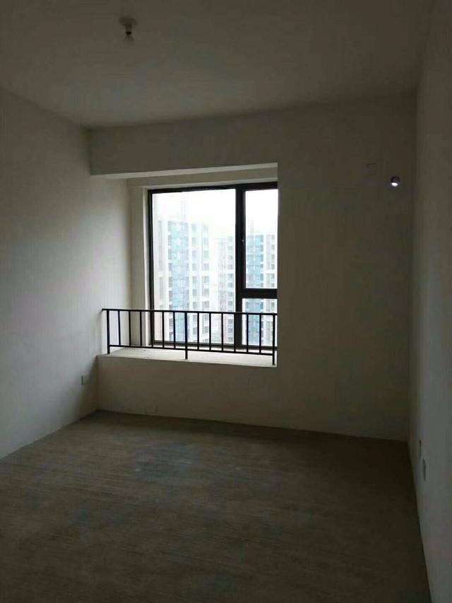 120万买成都72平二手房,公摊比卧室还大,客厅