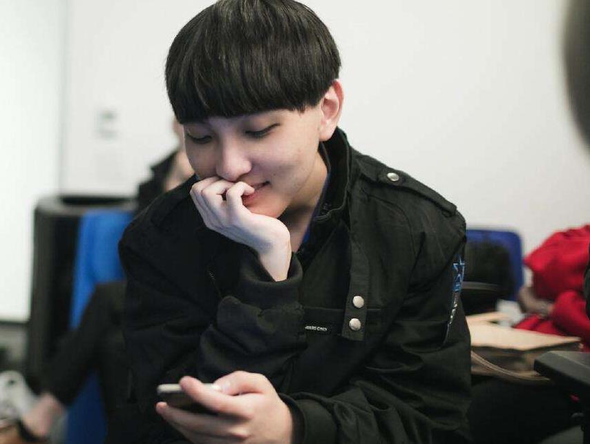 LOL:xiye代替小虎参加亚运会,在英文解说的眼