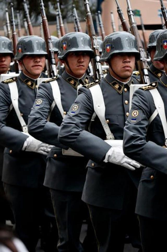 智利军队的军服很有特色,有些师承几十年前德军的味 