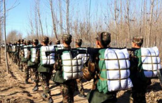 电视剧总看到战士背个背包,里面到底装的是什