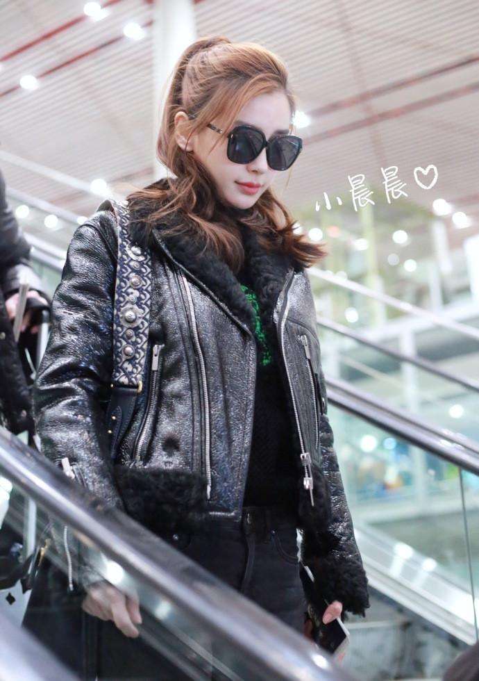 杨颖现身机场,上身近乎完美可下身却因选错鞋