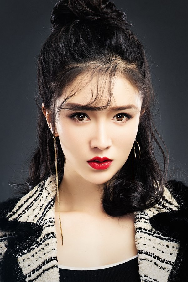 李艾瑾写真诠释小香风新味道 高贵冷艳中传递